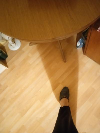 Kulatý dřevěný těžký stůl