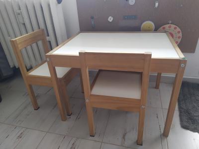 Ikea stoleček a dvě židle