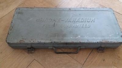 Plechový zaviratelný kufřík / Kazeta/ Box na nářadí 45 x20cm