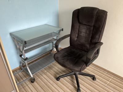 Stolek pro počítač a židle