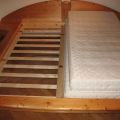 Dřevěná dvoupostel vč. nočních stolků a matrací - zachovalá