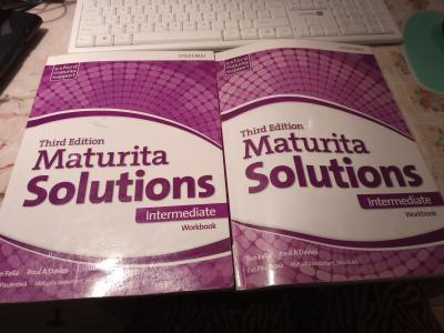 dva částečně popsané pracovní sešity Maturita Solutions