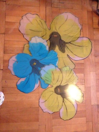 Ozdobne plastove kvety na stenu