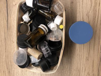 Různé malé dózy na kosmetiku/korálky apod.