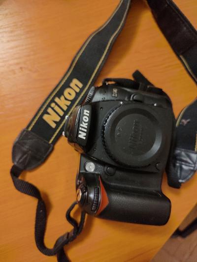 zrcadlovka Nikon D90, menší vada, ale funkční