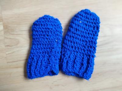 Ručně pletené modré rukavice, cca 2 roky???