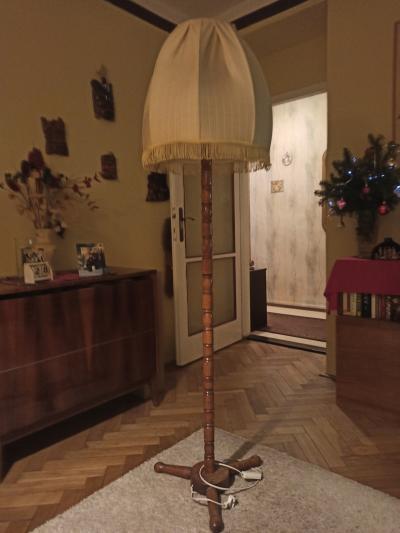 Daruji krásnou funkční stojací lampu do pokoje