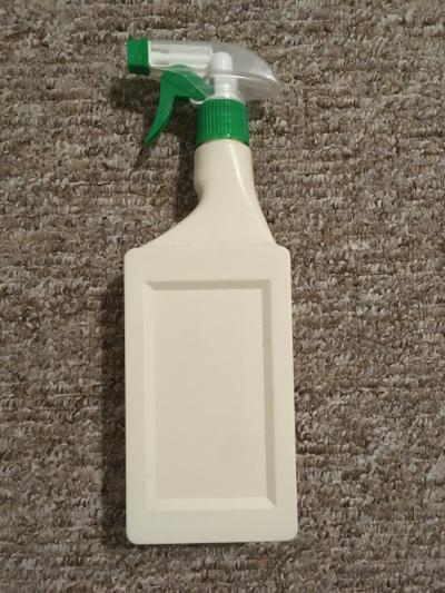 plastová láhev s rozprašovačem