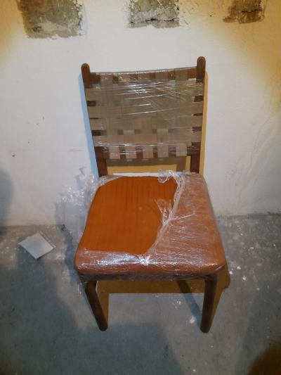 Starší čalouněná židle