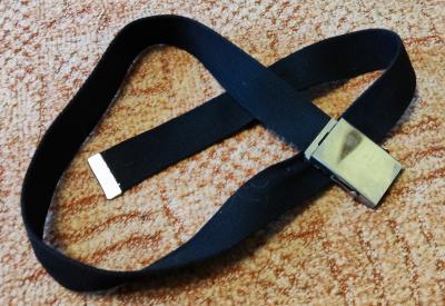 Černý textilní pásek - šíře cca 3,5 cm.