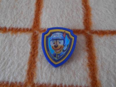 Znak na připnutí, měnící se obrázek při pohybu.