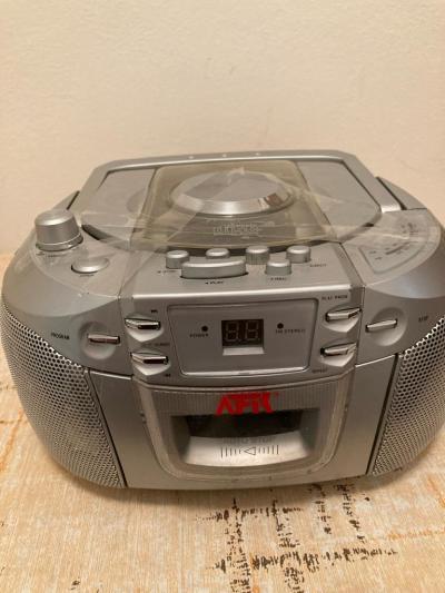 Přenosný radiomagnetofon s CD přehrávačem