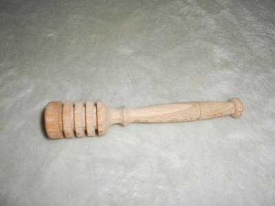 Dřevěné nabírátko na med