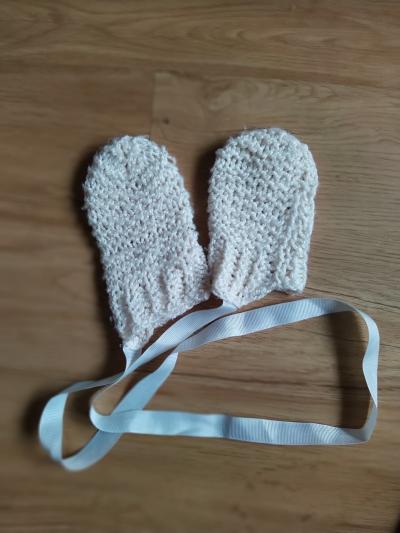 Ručně pletené bílé rukavičky, cca 1 rok???