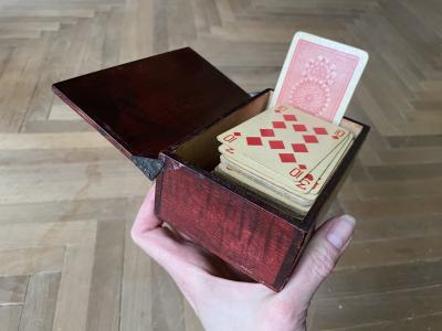 Dřevěná krabička s kartami