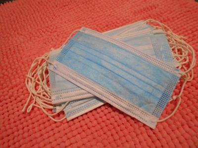 15 modrých roušek.