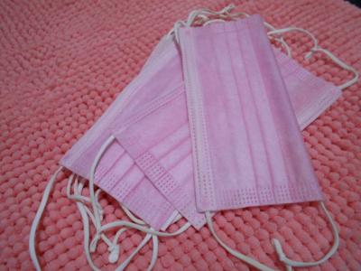 6 růžových roušek.