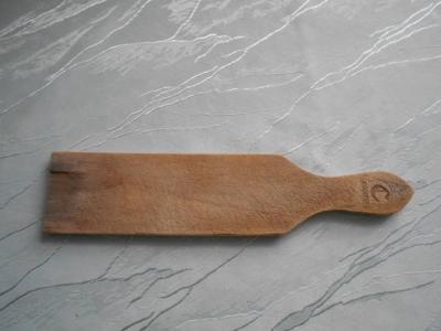 Malé krájecí prkénko původně na klobásu, salám atd..,