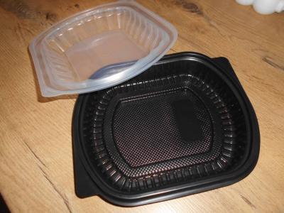 2x Plastová krabička s víčkem od jídla.