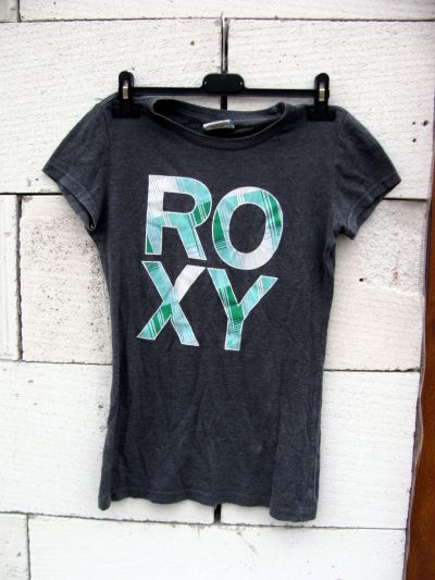 šedé triko Roxy s velkým logem