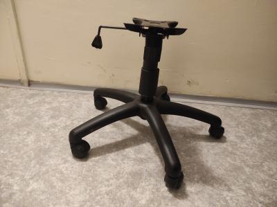 Houpací mechanismus s křížem a kolečky ke kancelářské židli