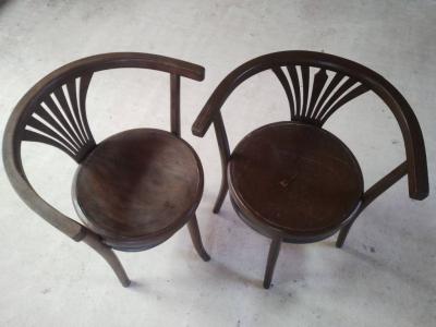 Dvě dřevěné židle za odvoz