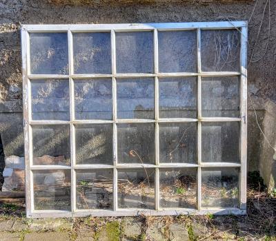 Staré dřevěné okno se sklem