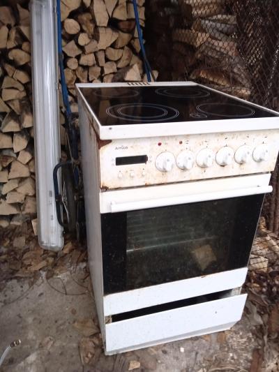 Elektrický sporák s horkovzdušnou troubou.