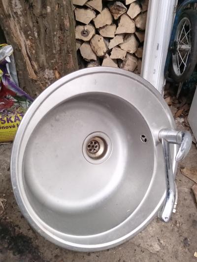 Nerezový dřez s baterií