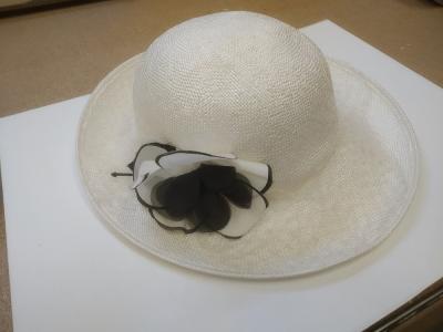 Bílý letní klobouk