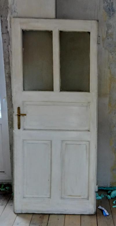 Staré dřevěné dveře se sklem, bez kování