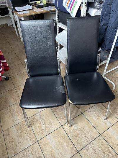 Černé koženkové židle