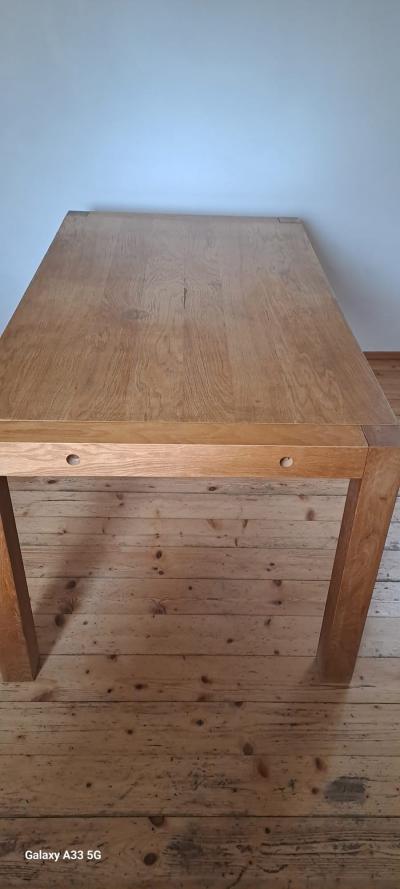 Jídelní stůl ze dřeva a dřevotřísky