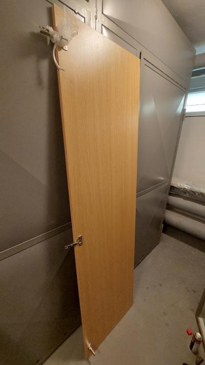 2 x kvalitní skříňové dveře i s kováním a madlem