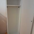 Bílá šatní skříň s posuvnými dveřmi