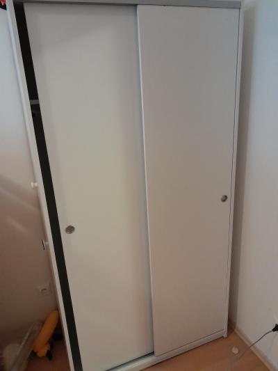 Bílá šatní skříň s posuvnými dveřmi