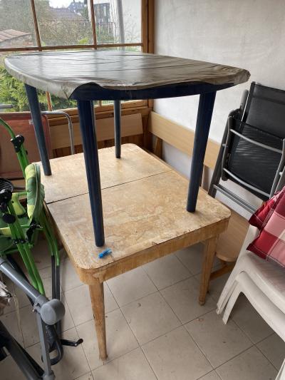 Daruji dva stoly (dřevěný a plastový)