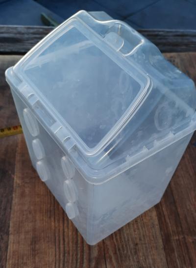 Plastová krabice od bonbónů