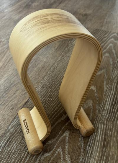 Dřevěný stojan na náhlavní sluchátka