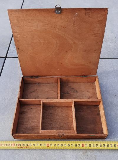 Dřevěná krabice s přihrádkami