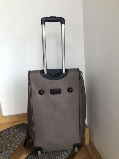 Daruji cestovní tašku