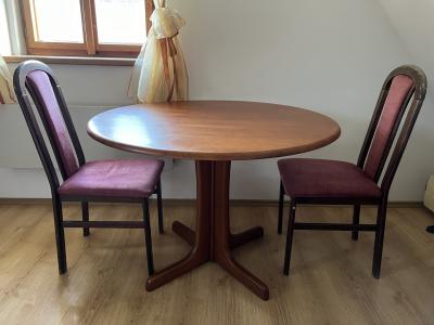 Kruhový stůl s 2 židlemi