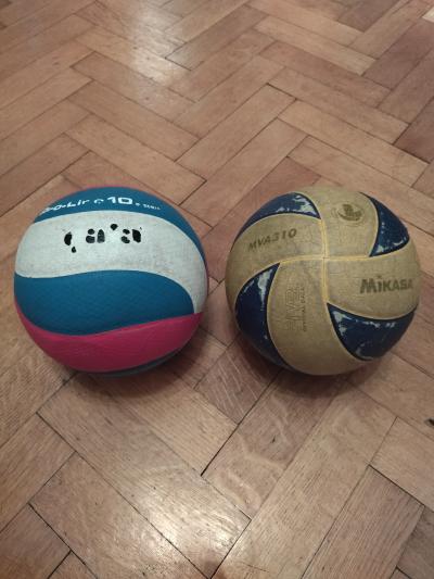 Dva volejbalové míče