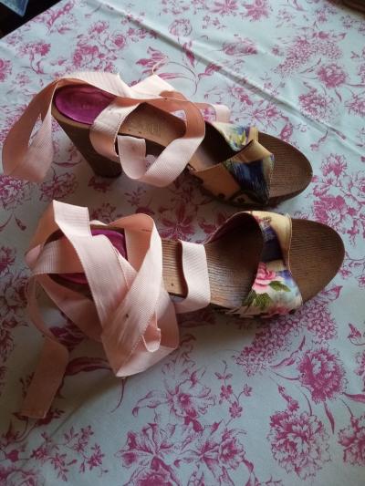 letní boty s růžovým zavazováním 40