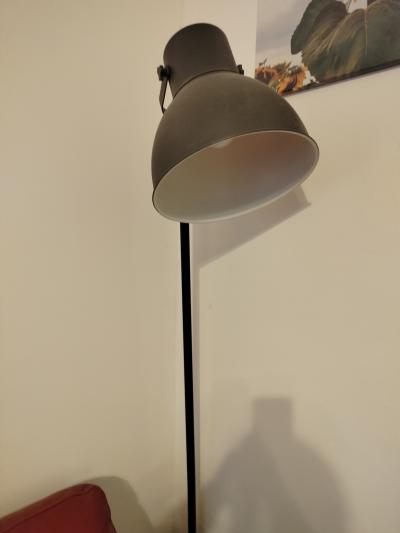 Vysoká kovová lampa