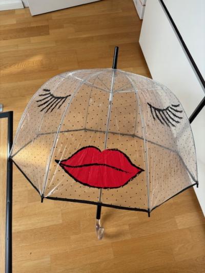Průhledný deštník s motivem tváře