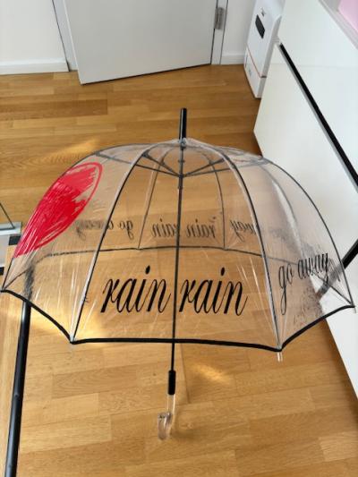 Průhledný deštník s nápisem