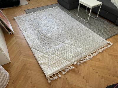 Bílý koberec