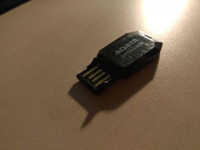 16GB flashdisk s drobným poškozením