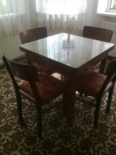 Stůl leštěný  ořech se 4 židlemi